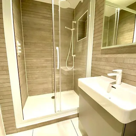 Stunning Apartment - 1 Minute Walk To Poole Quay - Great Location - Free Parking - Fast Wifi - Smart Tv - Newly Decorated - Sleeps Up To 2! Close To Poole & Bournemouth & Sandbanks Extérieur photo